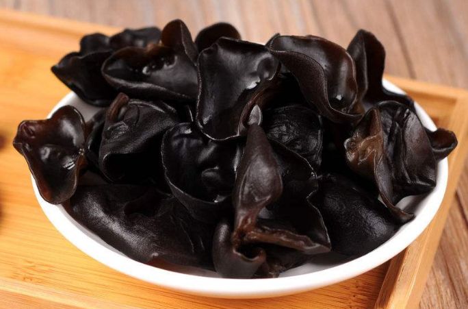 香菇木耳用热水泡还是冷水泡好,木耳焯水是开水下锅还是冷水下锅