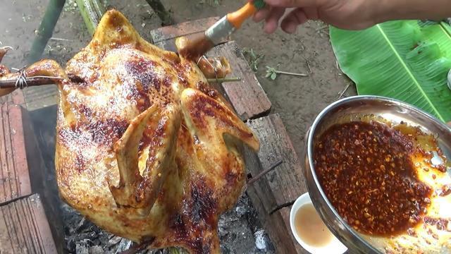 男子野外捉了只5斤的野鸭，这样做着吃，比北京烤鸭还要好吃