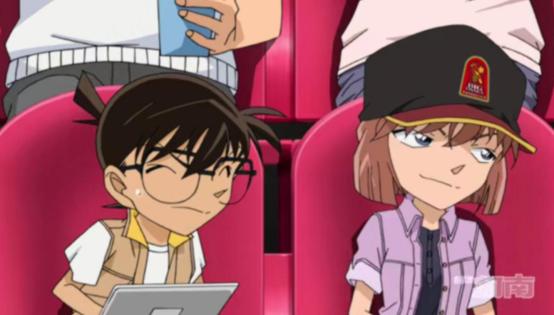 柯南跟小哀看球戴帽子,柯南和小哀讨论小兰