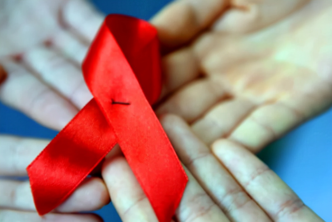 艾滋病窗口期会出现皮肤几种症状,艾滋病前期一定会出现皮肤问题吗