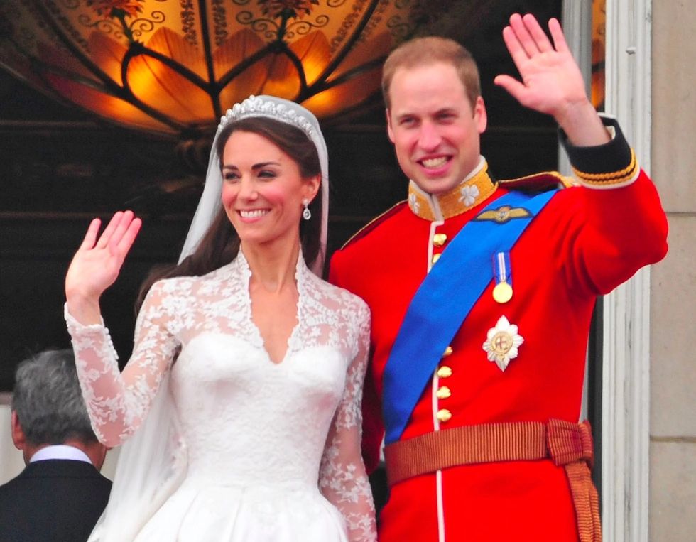 重回十年前世纪婚礼，宾客们靠礼帽频频抢镜，碧翠丝因造型被骂哭