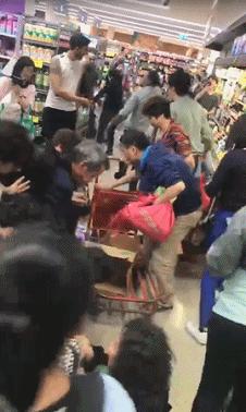 中国代购=抢奶粉？中国大爷大妈国外超市哄抢奶粉，吓坏了老外……