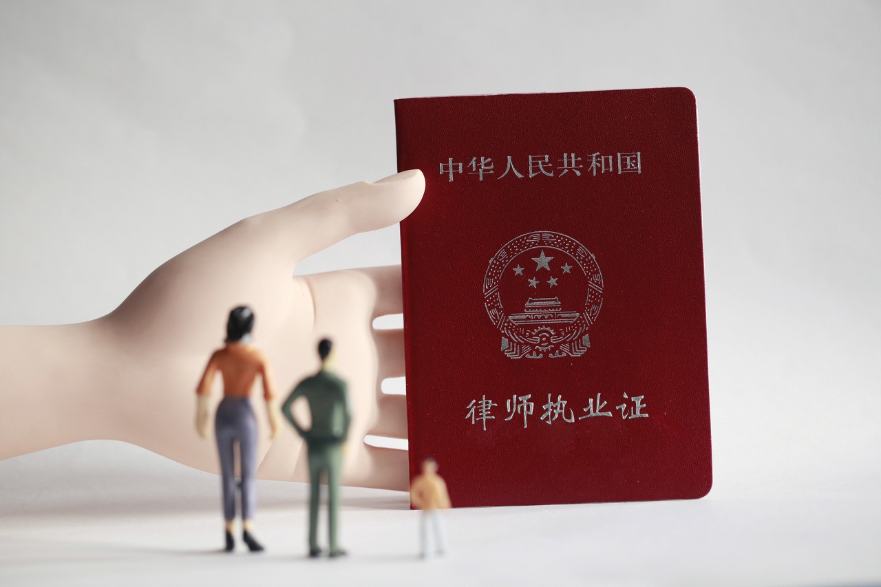 考公务员法律事务和法学哪个好,法学先考律师证还是先考公务员