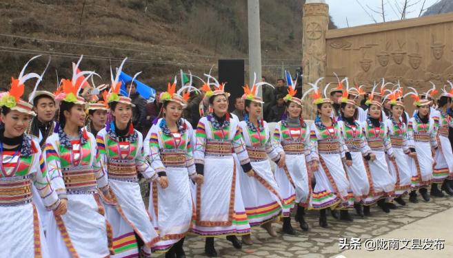 白马民族服装,白衣人服饰