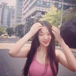 雪莉,热依扎“真空”PK,不穿内衣和吊带露胸哪个更放飞?