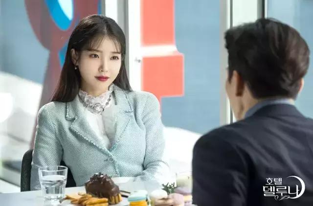 iu贵妇造型,iu纯白西装造型好美