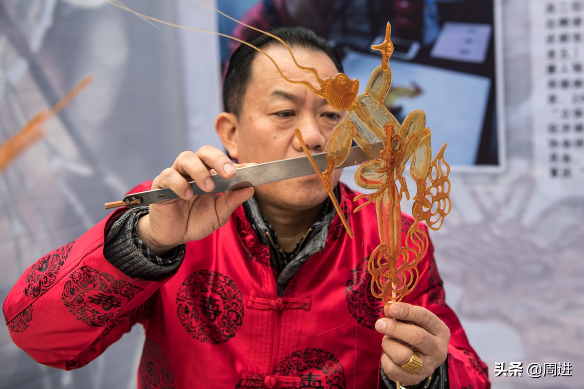 景区摆摊制作糖画,非遗糖画艺人摆摊