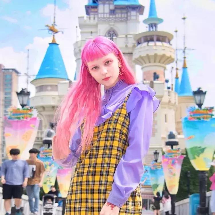 夸张发色弄什么造型,夸张的发色适合什么衣服