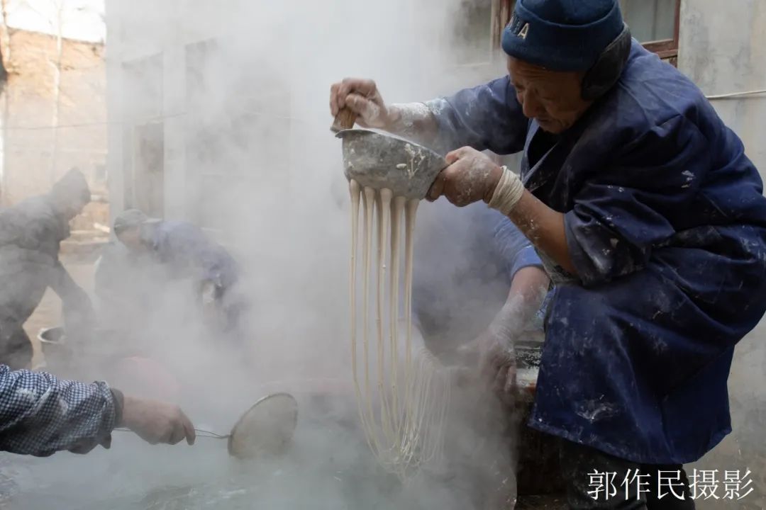山东漏粉条的过程视频,漏瓢式粉条制作技术视频