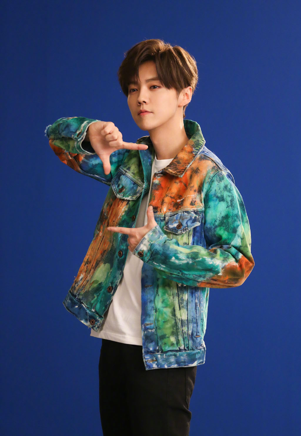 牛仔单品果真减龄，鹿晗牛仔外套搭条纹长裤，宛若少年模样