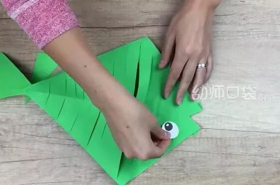 大班亲子游戏5-6岁宅家停课不停学,大班亲子游戏5-6岁在家巧玩报纸