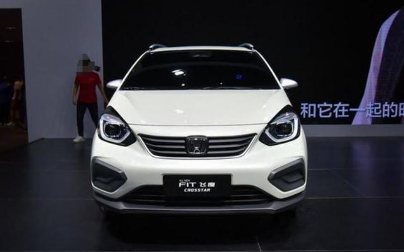本田飞度成都车展上市,配置车顶行李架+黑轮眉,竞争丰田威驰