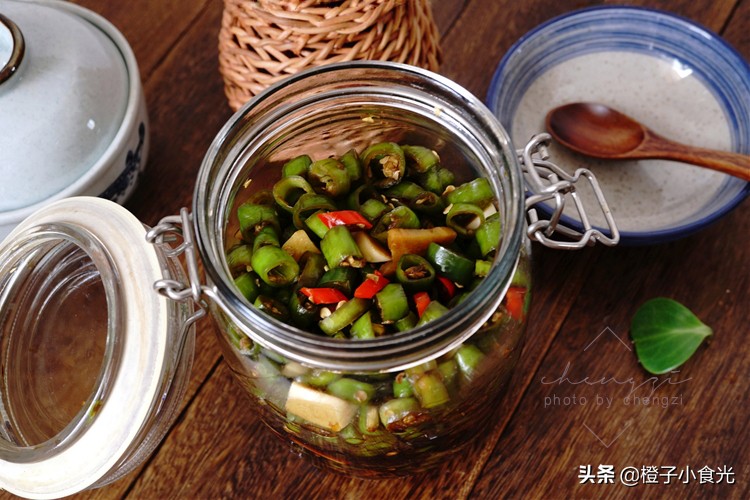 奶奶祖传几十年腌辣椒的秘诀,60岁老奶奶腌辣椒的方法