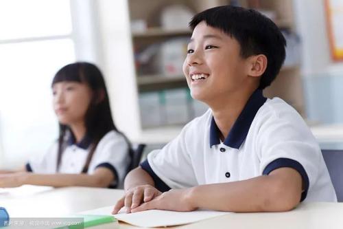 初中男生自以为超帅的行为,男生很low的表现