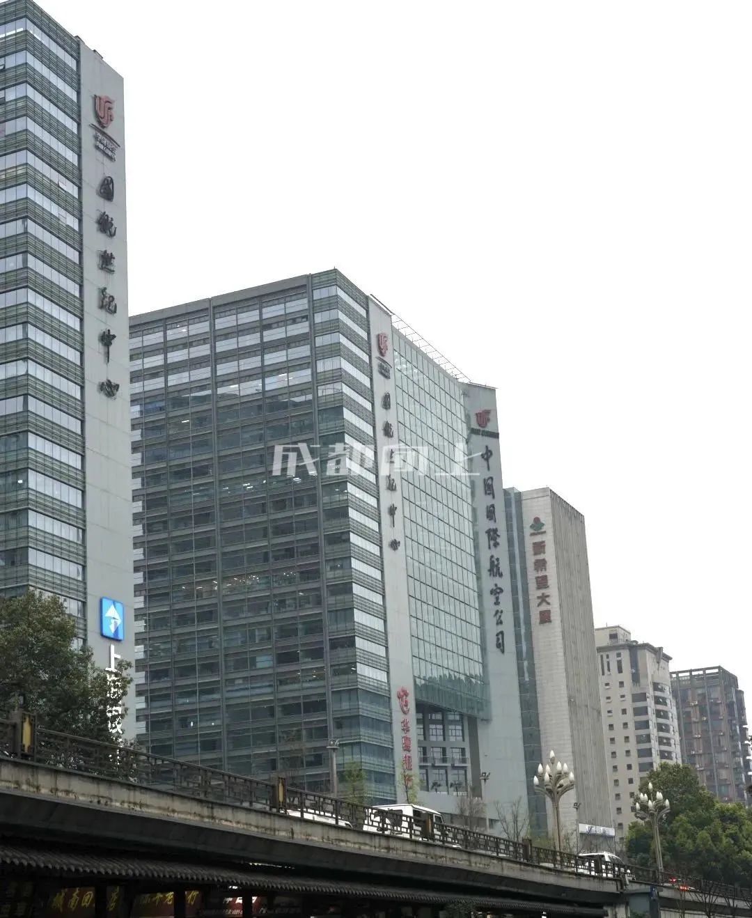 如何让成都变东京？网友：大LOGO收敛点