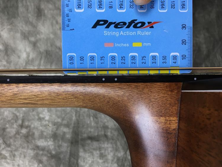 吉他初学者用烧火棍有什么弊端,挑选一把不像烧火棍一样的吉他