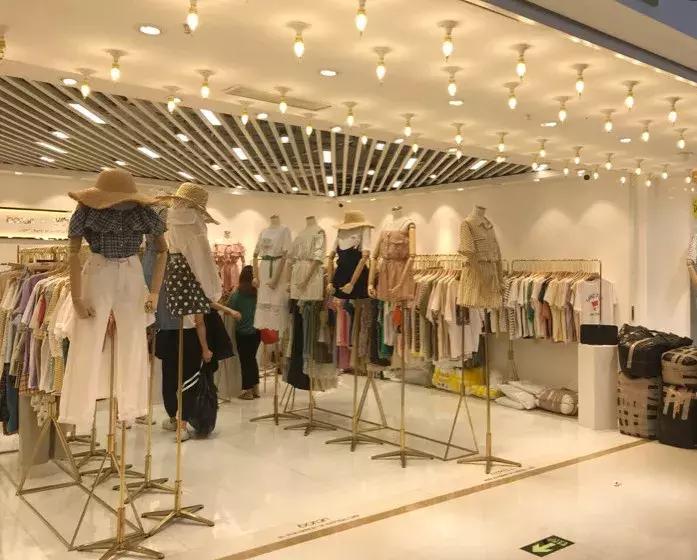 原来淘宝9.9包邮的地摊货和2000+的品牌货都出自同一家批发市场