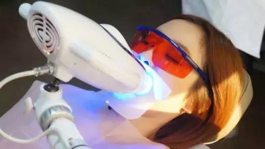 一口黄牙竟让形象尽毁！‘到手香’帮你重新找回自信！大胆开笑