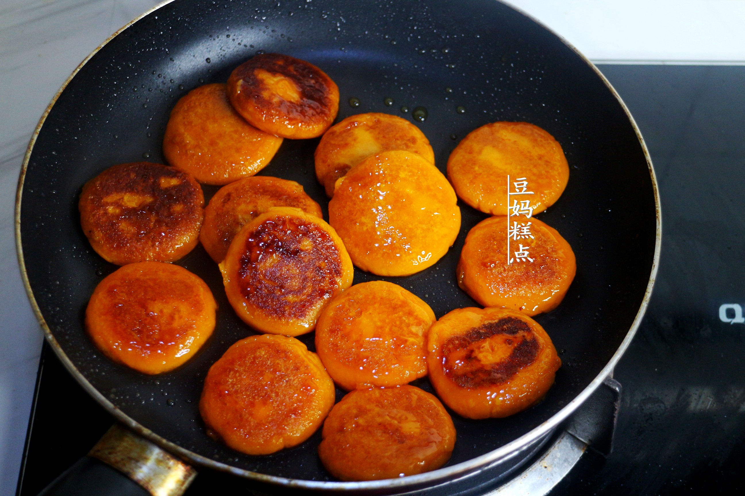 红薯饼的做法不塌的小视频,好吃的红薯饼软糯香甜