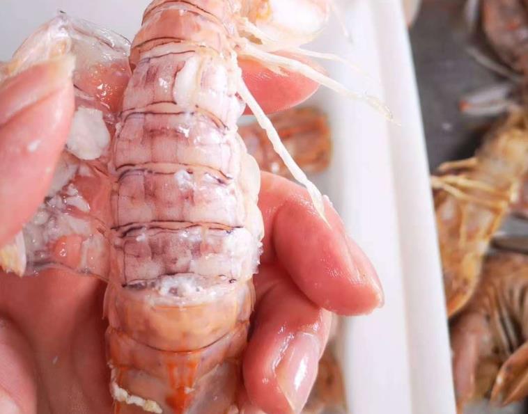 吃皮皮虾的正确吃法,吃皮皮虾说没有处理干净