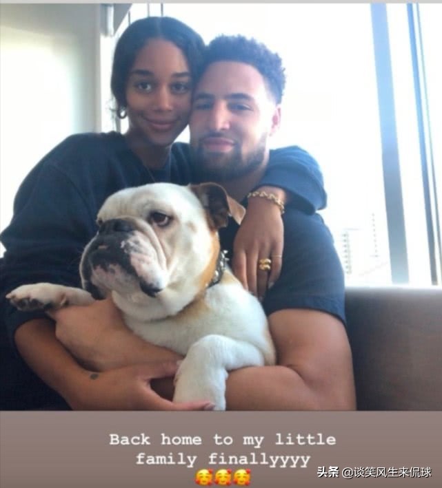 扎心了!克莱带女友回家,宠物狗一脸嫌弃,网友神评论:一家三口