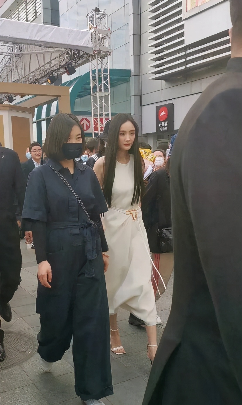 杨幂逛街被偶遇三里屯穿搭照片,杨幂逛维密被偶遇