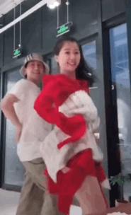 虞书欣纯欲风穿搭,虞书欣新造型粉色衣服头发怎么弄