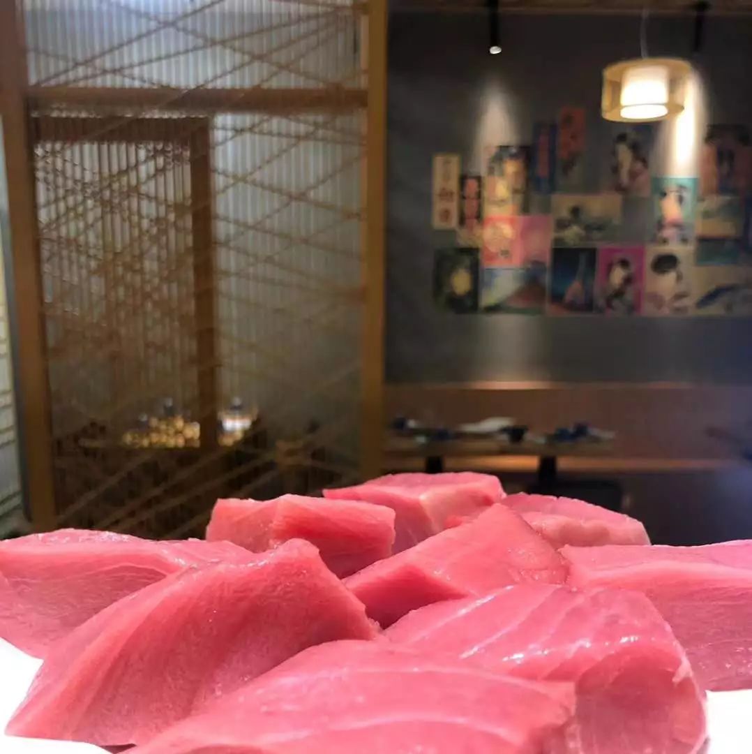 在昆明，第一次见200斤的大鱼，蘸着芥末生吃超爽