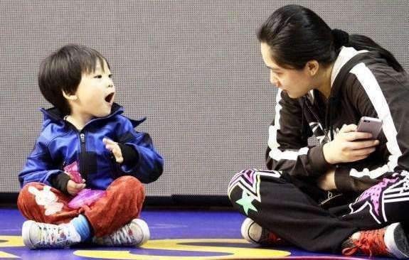 揭秘朱芳雨与现任妻子的恩爱秘密,朱芳雨三次婚姻