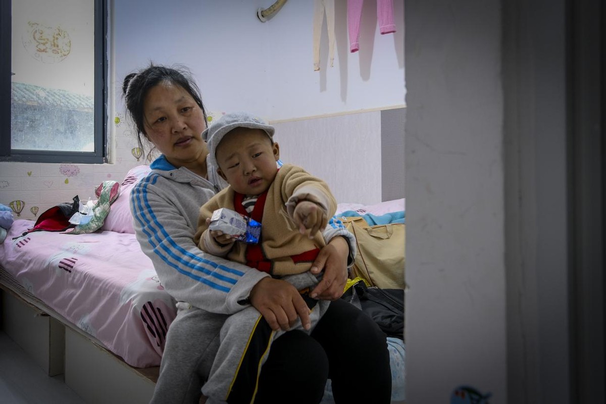 刚出生的小孩要换肝是什么病,小孩出生一星期眼睛黄