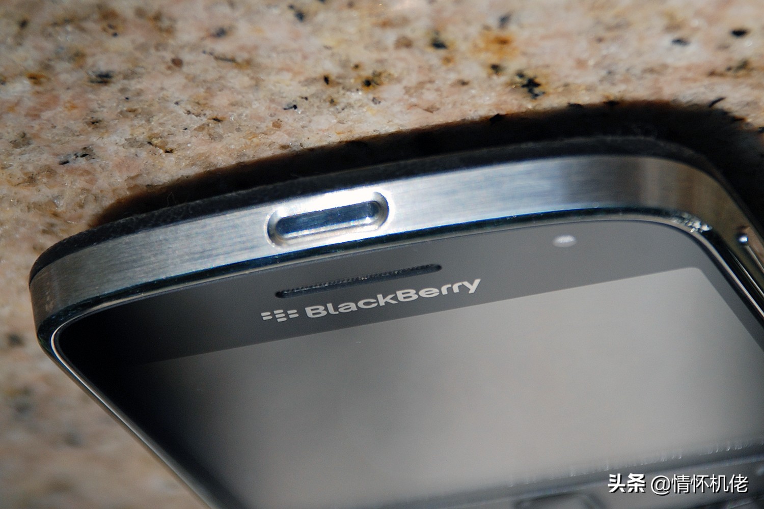 黑莓9900键盘亮了开不了机,黑莓9900光学触摸板