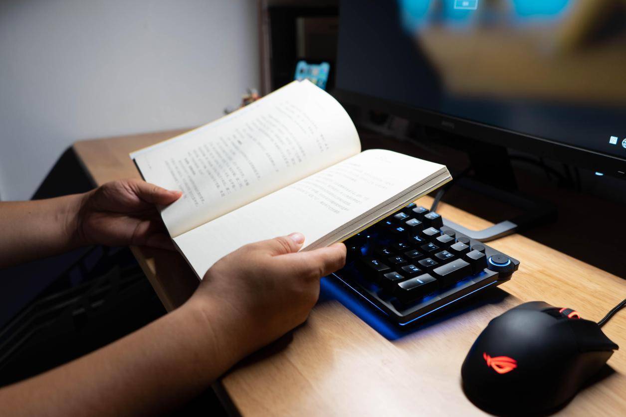 柔光不刺眼,夜间照明更舒适,体验如鱼生活非对称屏幕挂灯