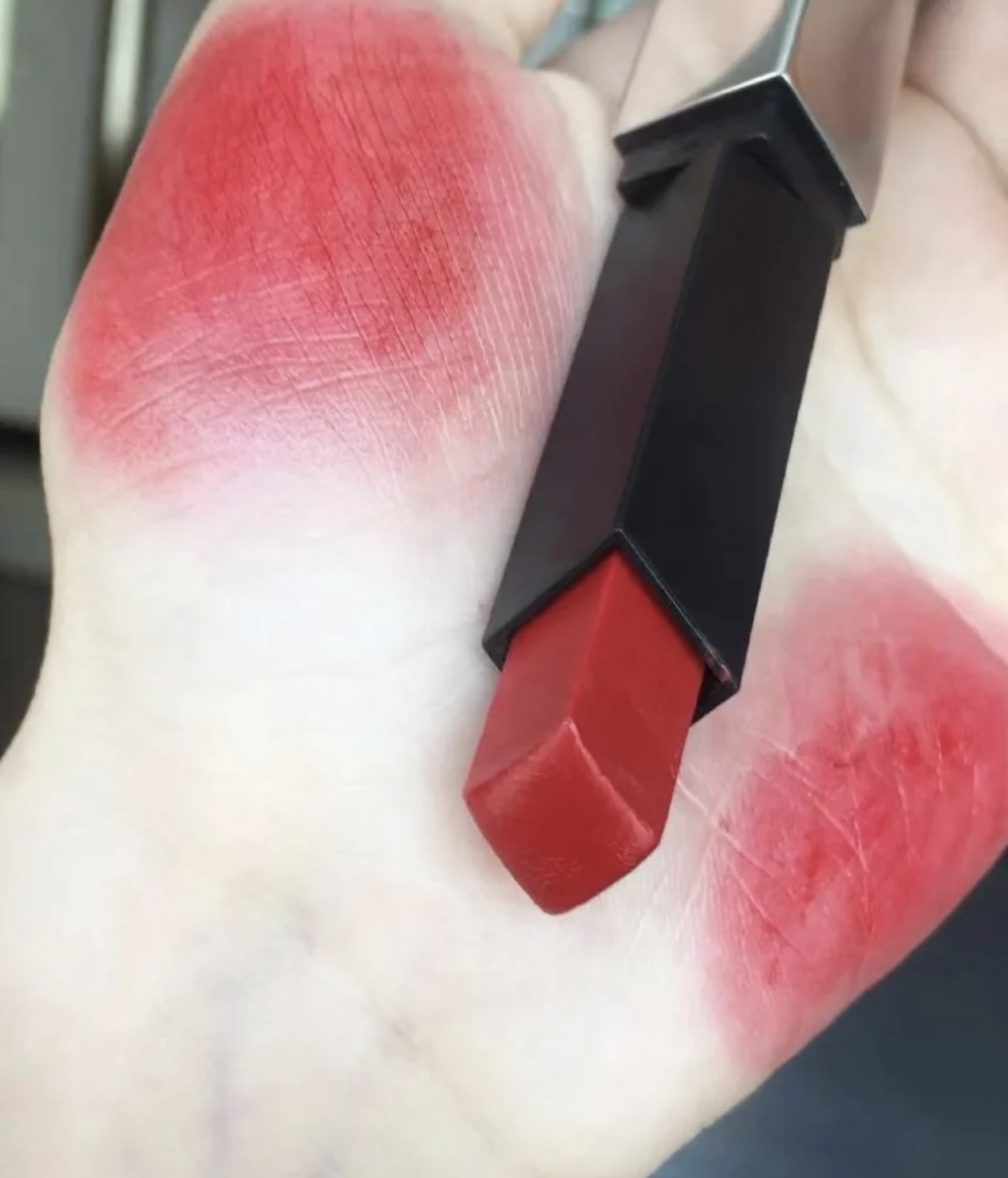 什么口红不干又滋润不沾杯,什么口红不干持久不掉色大牌