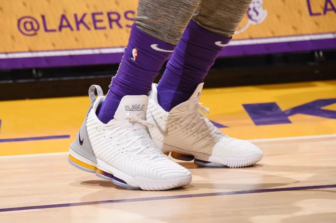 WEN赛场：Curry5助萌神*杀屠**速贷中心威少上脚签名战靴砍大号三双