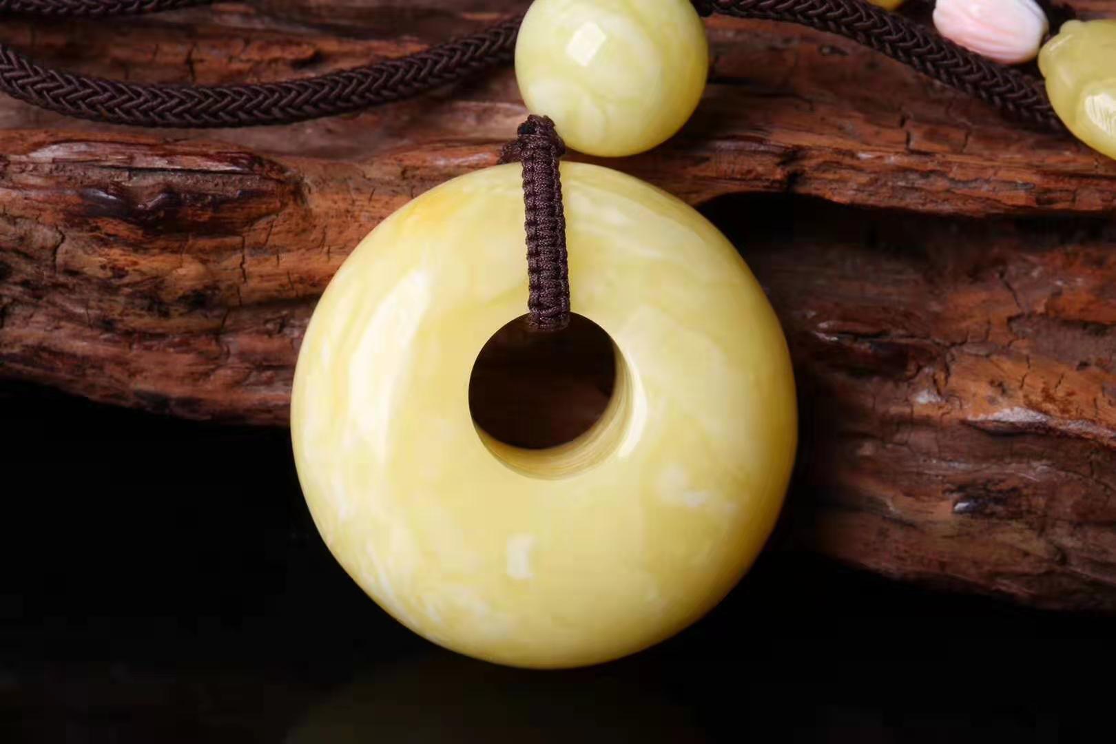 365紫光灯光下蜜蜡真假对照图,辨别蜜蜡真假的小窍门