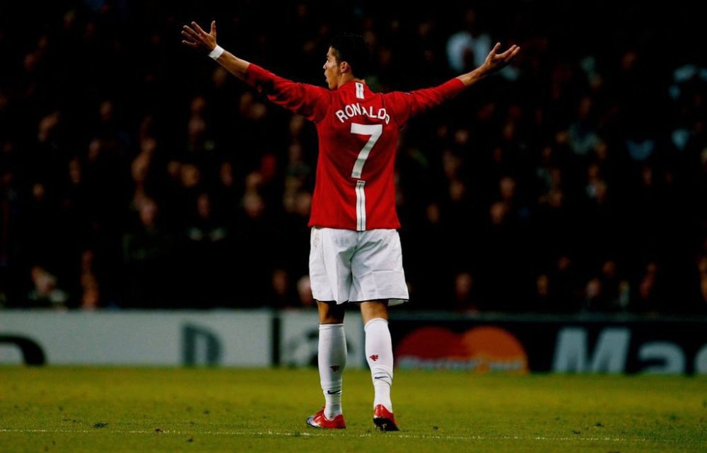 一觉醒来c罗还在曼联,c罗仿佛回到了18年的夏天