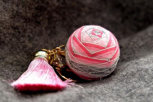 男人手里握的叫保健球，女人手里握的叫什么球？