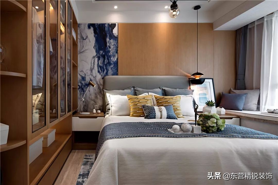 主卧背景墙护墙板装修效果图大全,100平方现代轻奢护墙板装修多少钱