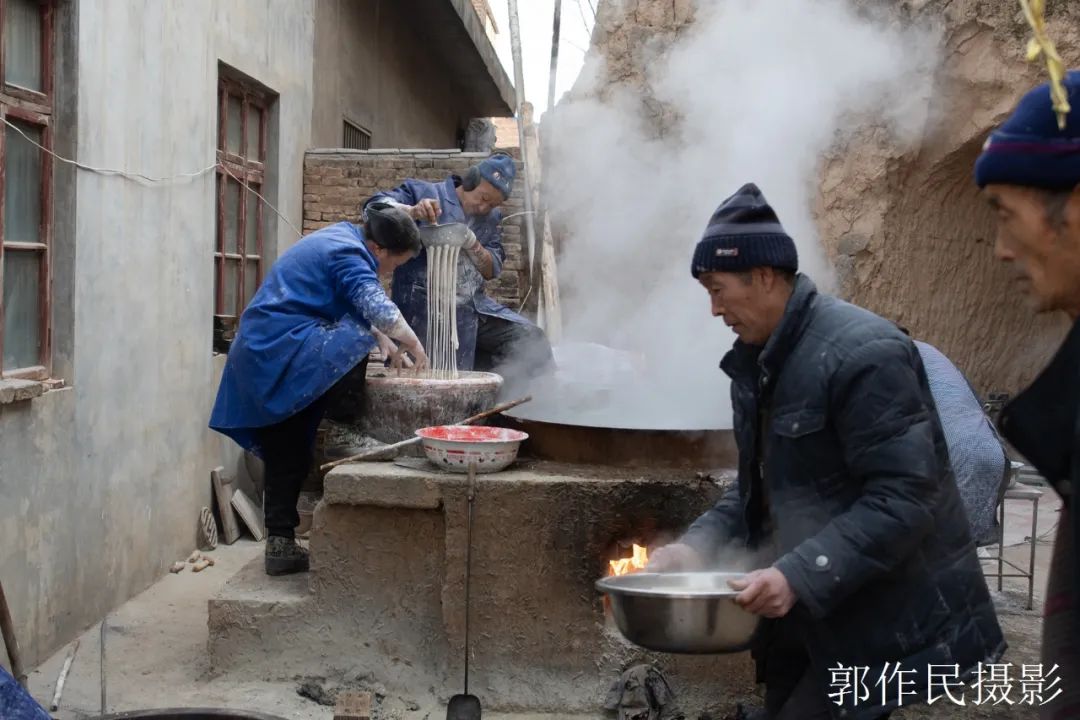 山东漏粉条的过程视频,漏瓢式粉条制作技术视频