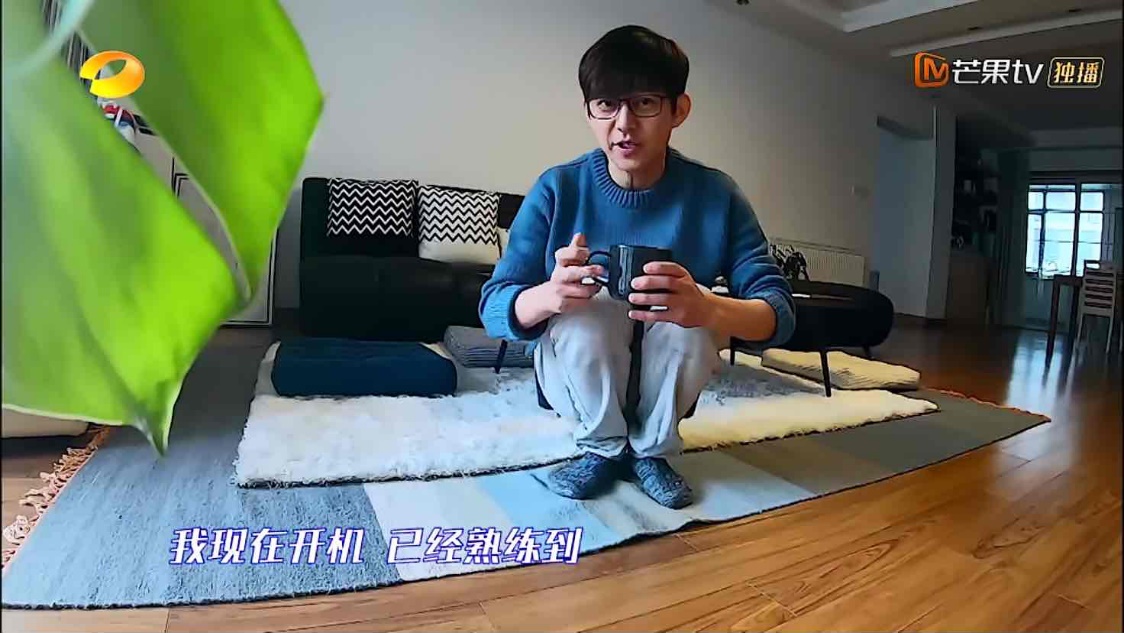 快本男主持私宅公开，嘉哥梳妆台上堆满化妆品，和何老师大有不同