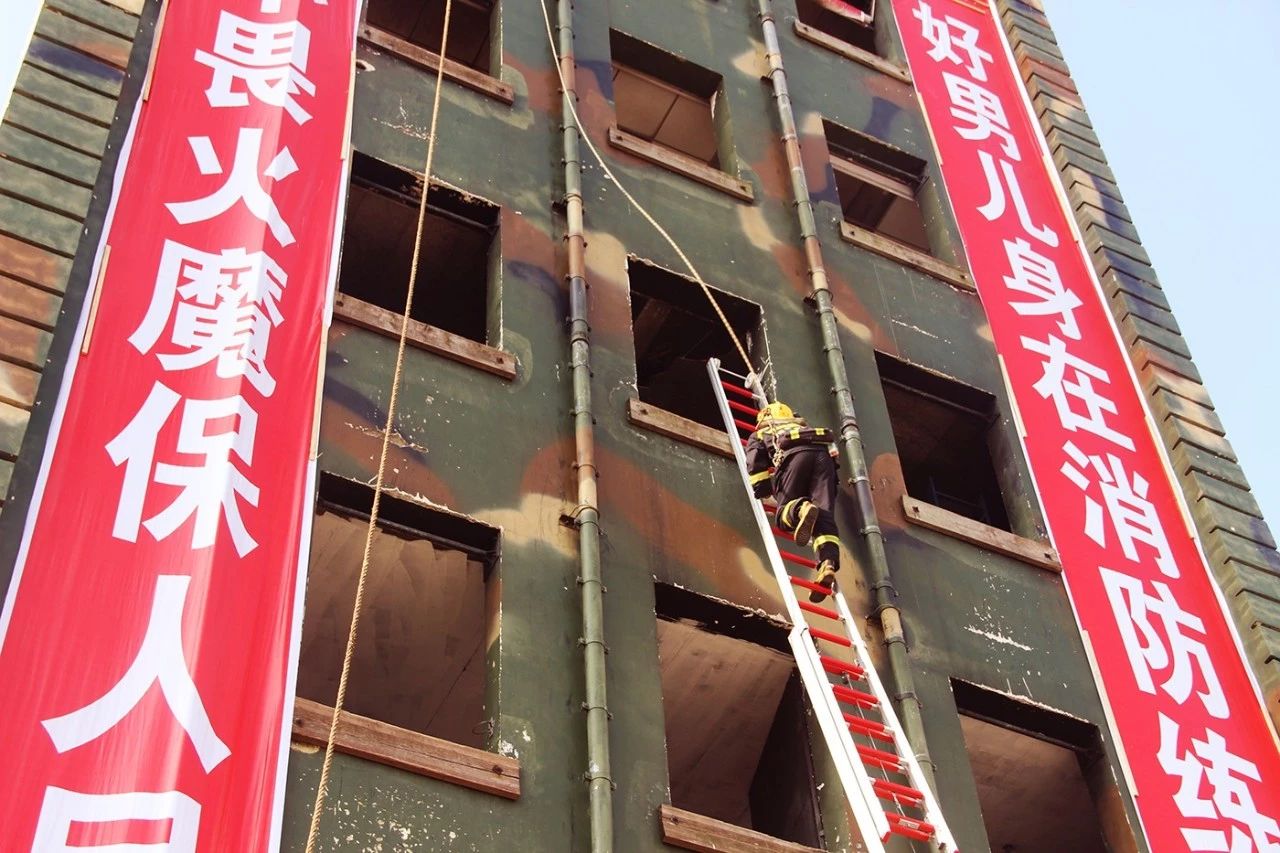 致敬逆行英雄|德阳最帅男团队长陈伟，肩负生命不能承受之重