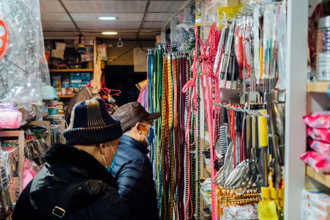 活着的两元店,2块钱能买啥?