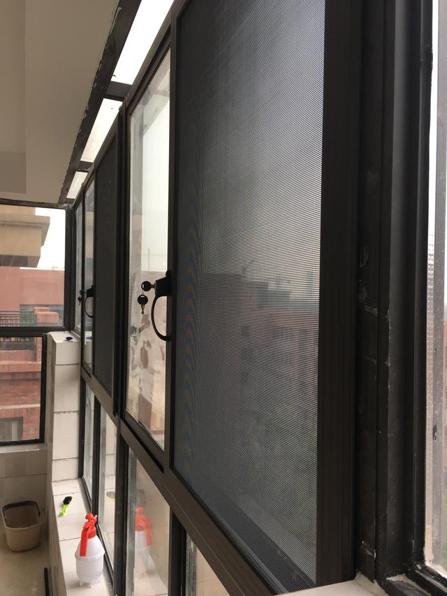 夏天防蚊虫用什么最合适?装纱窗纱门的学徒说了内幕,别再选错了