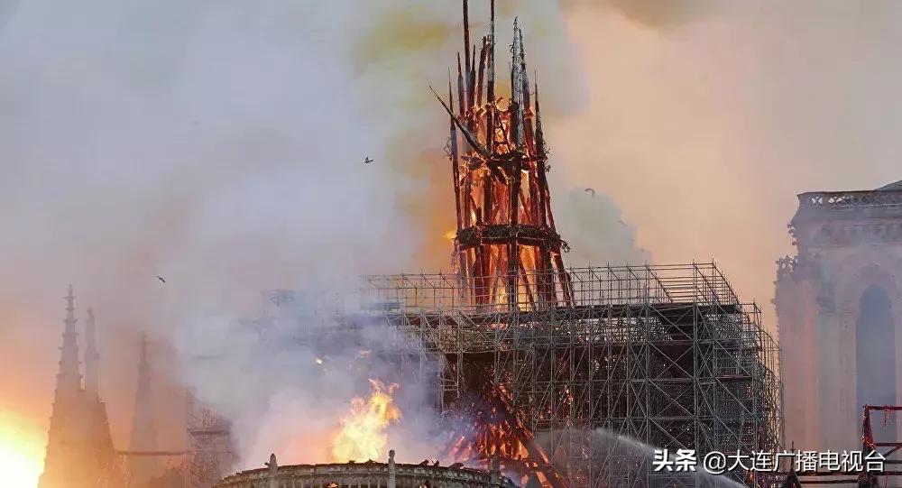 巴黎圣母院发生火灾塔尖倒塌,巴黎圣母院大火塔尖崩塌瞬间