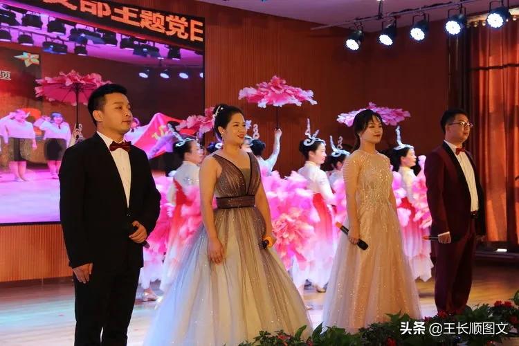 我校举行开学典礼暨教师节表彰会,学校召开教师节庆祝暨表彰大会