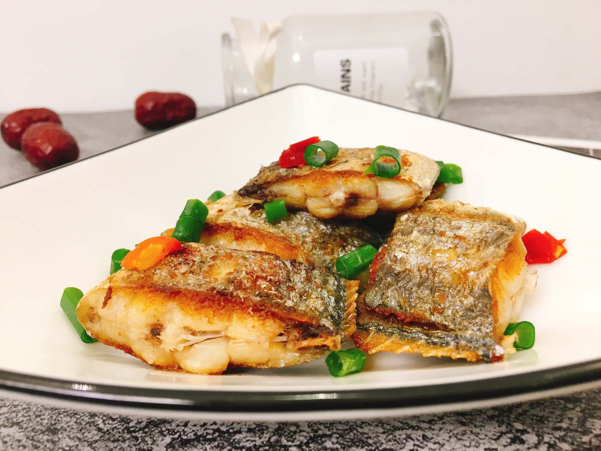 如何不带粉煎带鱼不粘锅又不烂,不用胡椒粉不要裹粉的带鱼怎么煎