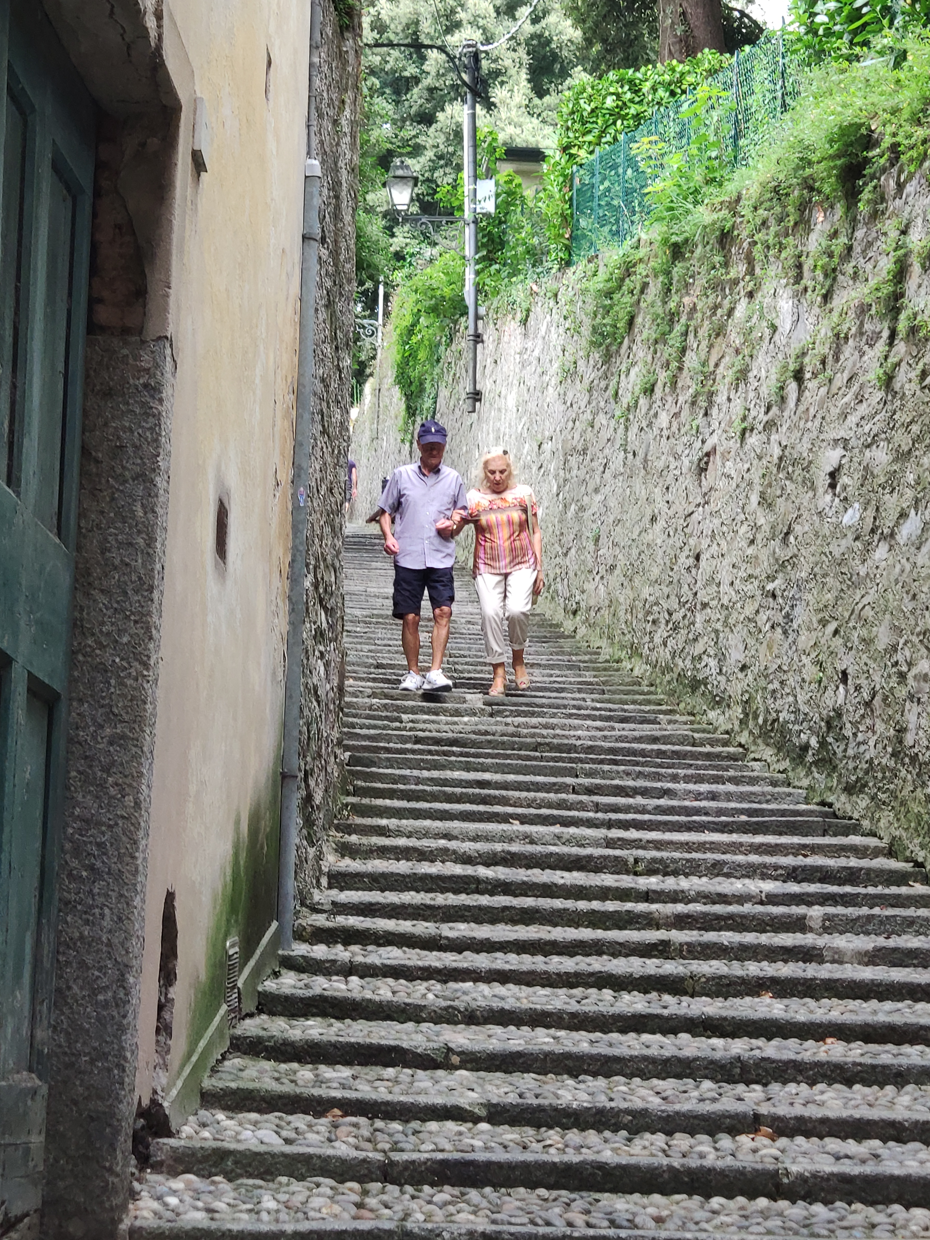 贝拉焦（Bellagio），意大利在左，瑞士在右，晨光熹微，岁月静好