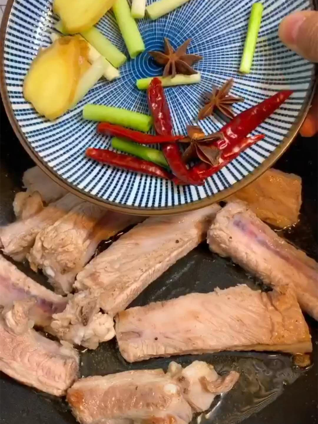 排骨怎么煮完蘸酱油,排骨怎样煮才骨肉分离