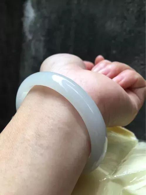 翡翠手镯怎样好戴一些,翡翠手镯是糯种好还是冰糯好