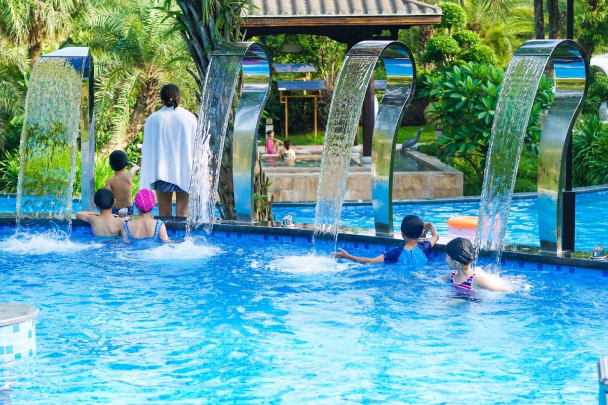 福建泉州聚龙小镇温泉公园：岩脉温泉中药花瓣池亲子戏水区